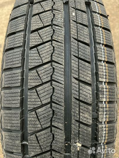Roadmarch Snowrover 868 235/45 R18 147U