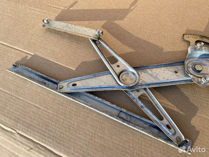 Стеклоподъемник передний левый Toyota Corolla E12