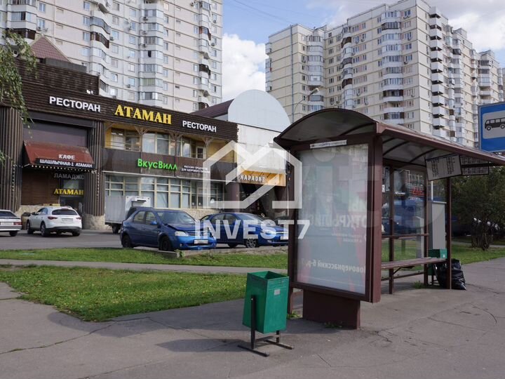 Торговое здание в спальном районе