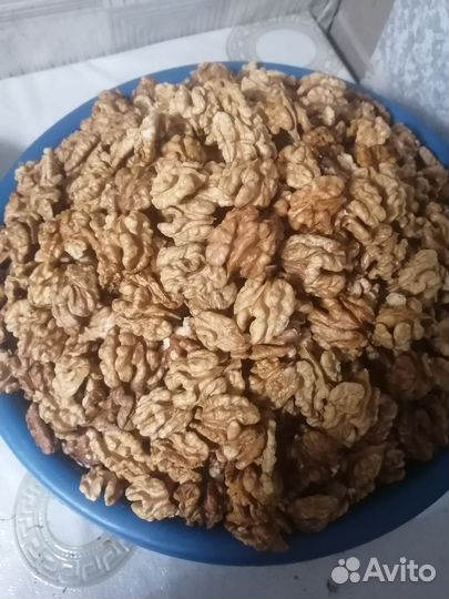 Грецкий орех очищенный. Бабочка