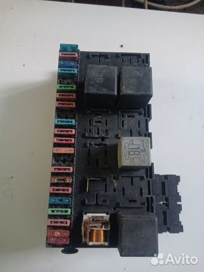 Блок предохранителей салонный passat b3