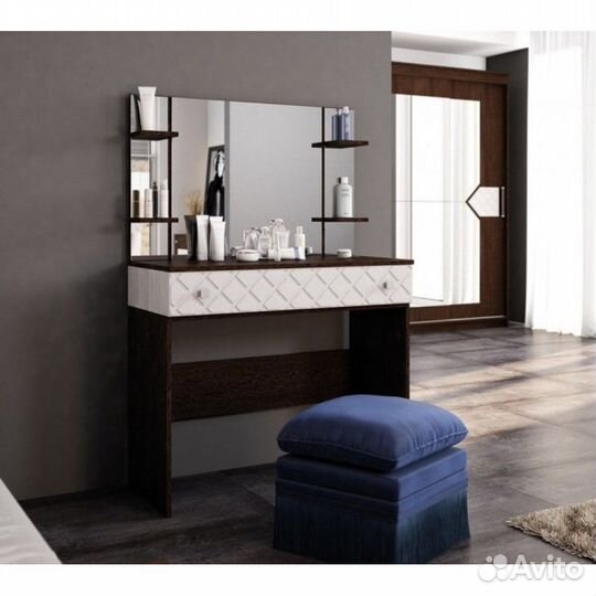 Стол макияжный