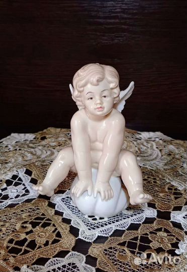 Ангел Путти фарфоровая статуэтка