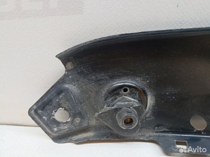 Кронштейн передний правый Volkswagen Jetta A6 cfna