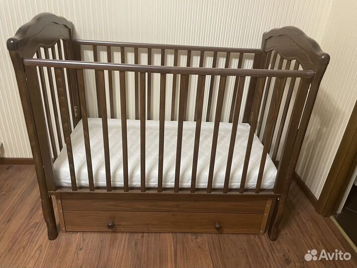 Детская кроватка Гандылян с маятником и ящиком