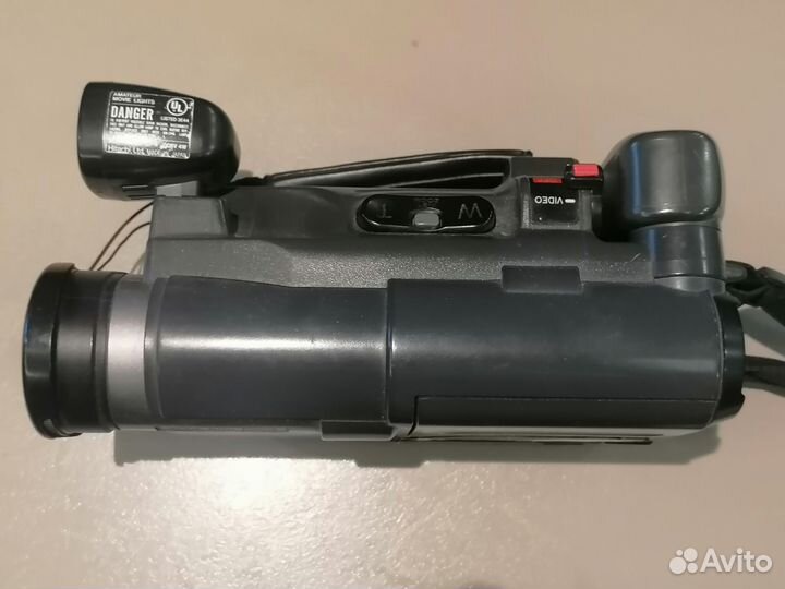 Видеокамера Hitachi VM-E438E