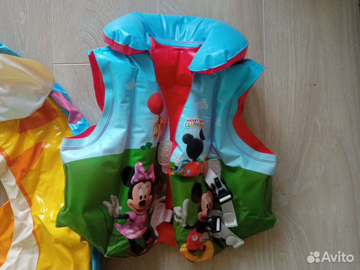 Надувной жилет и лодочка