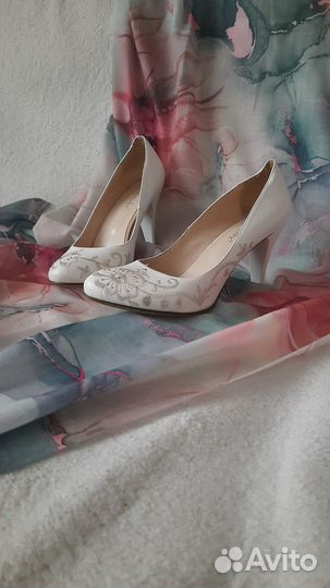 Продаю туфли белые