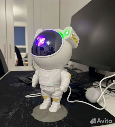 Светильник Космонавт новый (проектор ночного неба)