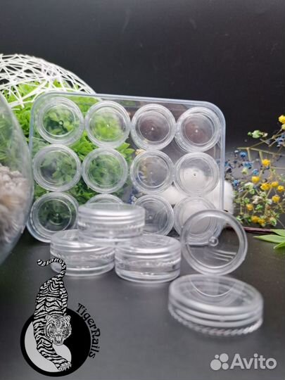 Баночки в контейнере для страз