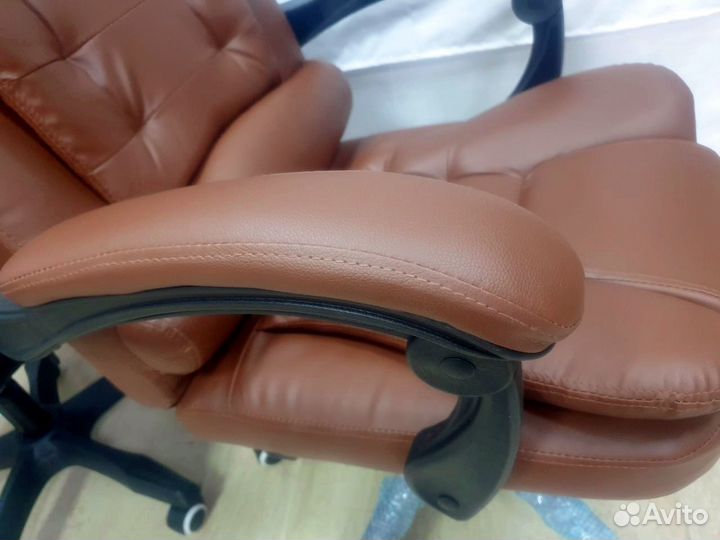 Офисное кресло руководителя