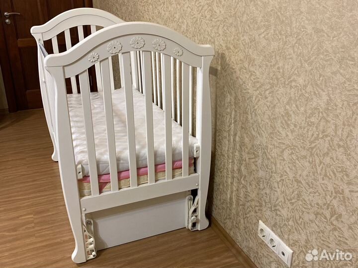 Детская кроватка с маятником