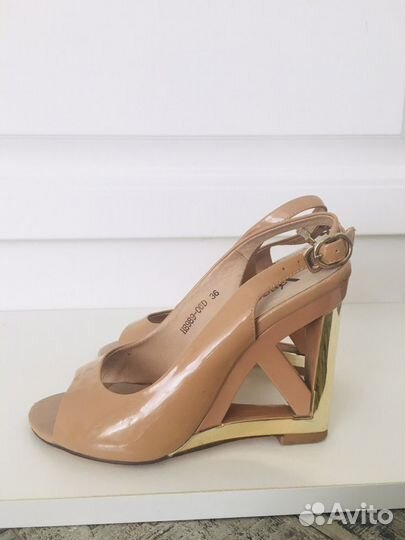 Босоножки бежевые лаковые Vasconte на танкетке 36