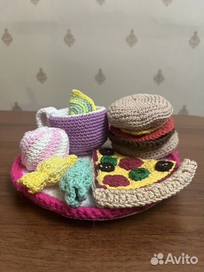 Вязаные игрушки: тарелка с пиццей,гамбургером и др