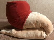 Декоративная подушка, женские ножки в красной юбке