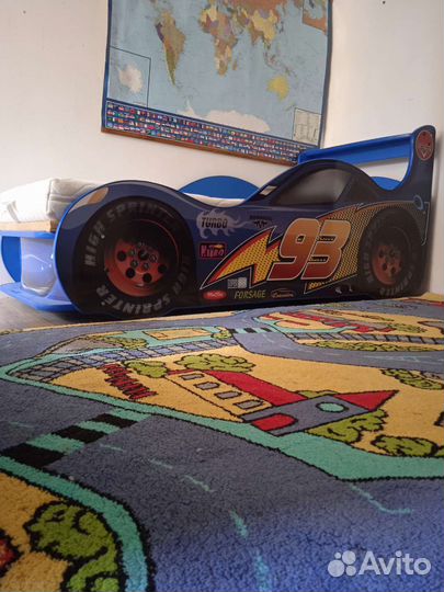 Детская кровать машина, тумбочка и ковер