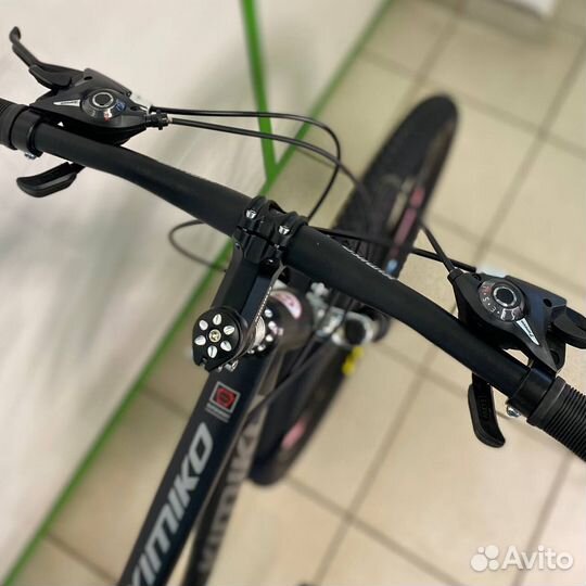 Горный велосипед с литыми черно-красный