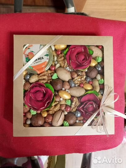 Коробка подарочная со съедобными цветами,орешкам