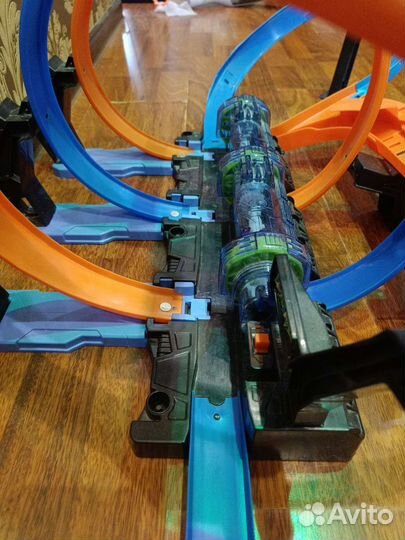 Hot wheels трек Винтовое столкновение