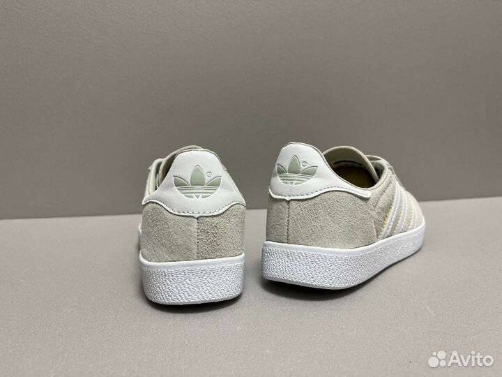 Кроссовки женские