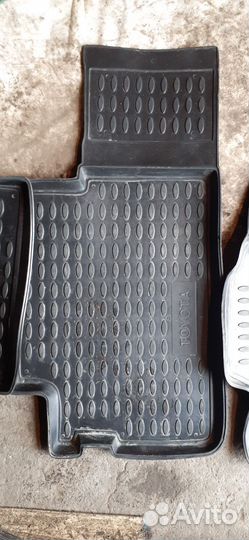Продам резиновые коврики в салон toyota korolla