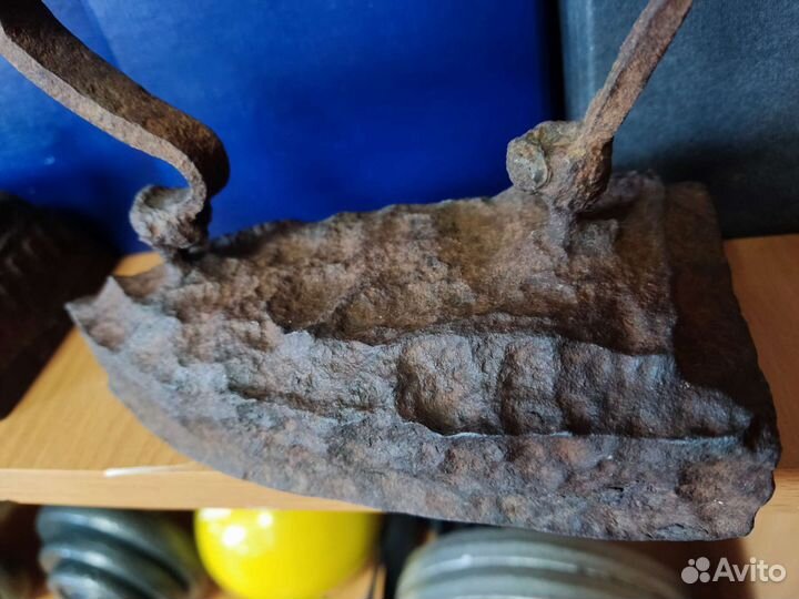 Древний старинный утюг чугунный