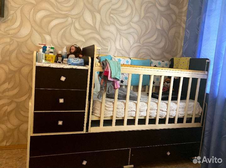 Детская кроватка с маятником