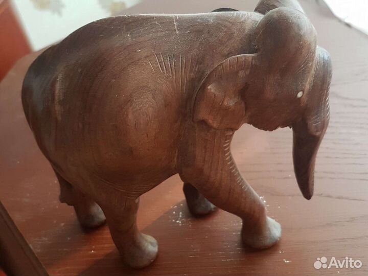 Слон из красного дерева