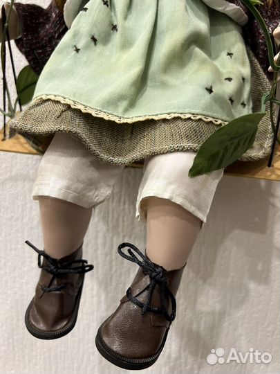 Кукла фарфоровая большая на качелях