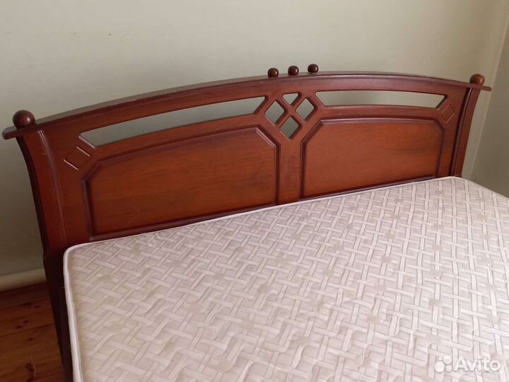 Спальный гарнитур из массива дерева бу