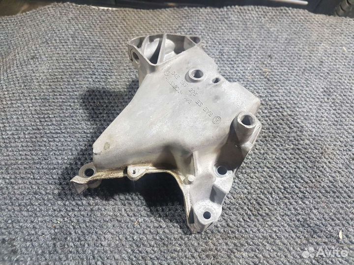 Кронштейн двигателя правый Volkswagen polo cwv