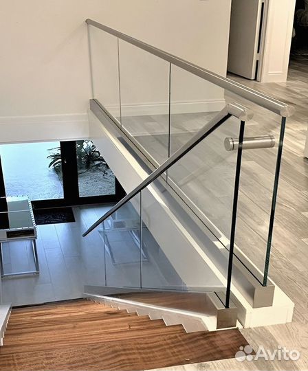 Перила и ограждения стеклянные для лестниц
