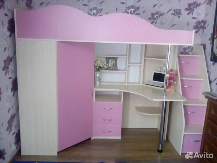 Кровать чердак со столом и шкафом