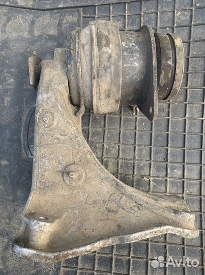 Кронштейн двигателя правый VW Golf III/V Passat B4