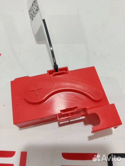 Крышка контакта плюс АКБ 12V Tesla Model X 2018