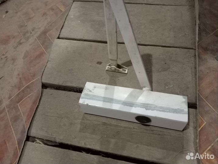 Доводчик дверной
