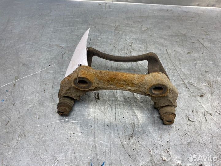 Скоба суппорта переднего Volkswagen Passat B5