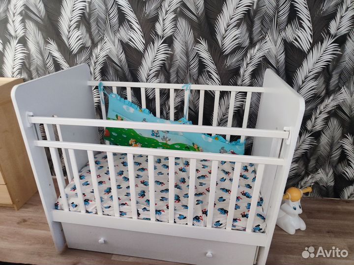 Детская кроватка с маятником и ящиком