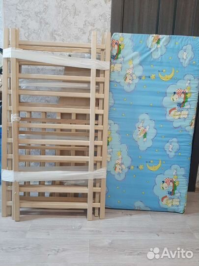 Кроватка детская с маятником