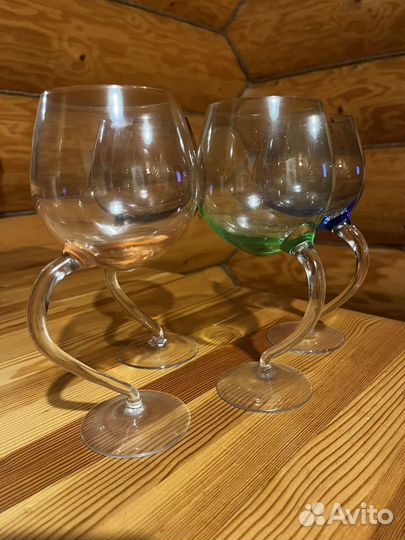 Бокалы для вина на изогнутой ножке