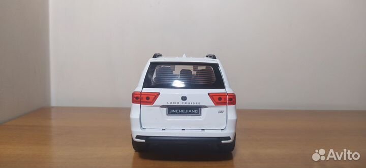 Машинка металлическая Toyota Land Cruiser 300 1:24