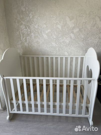 Детская кроватка с маятником и ящиком