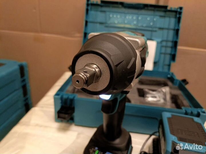 Бесщеточный Гайковерт Makita 700Nm