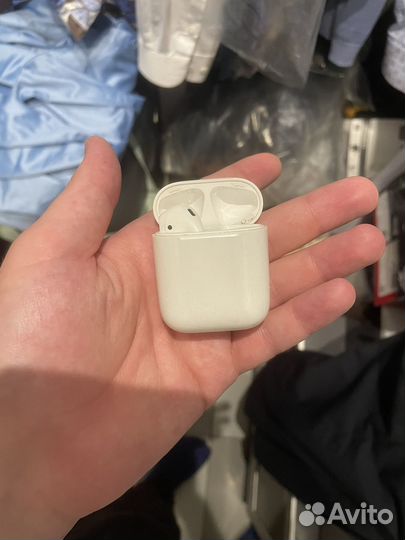 Кейс и левый наушник airpods 2