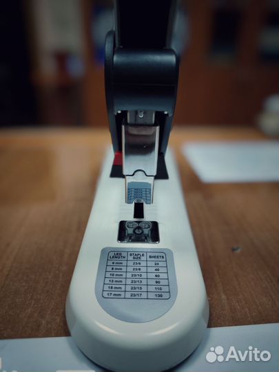 Офисный степлер