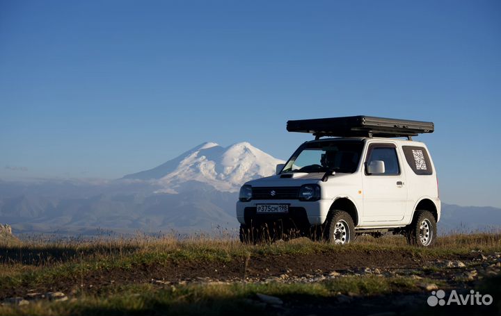 Внедорожник с палаткой на крыше на Кавказе