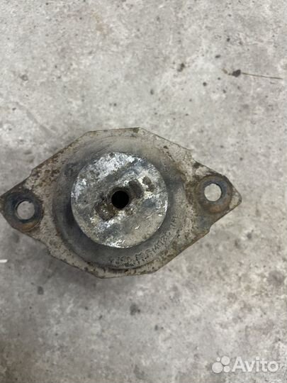 Подушка двигателя левая Passat B3