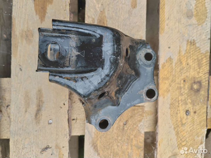 Кронштейн опоры двигателя Mazda 323 BA