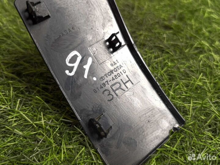 Накладка фонаря задняя правая Toyota Rav4 XA50 2.5