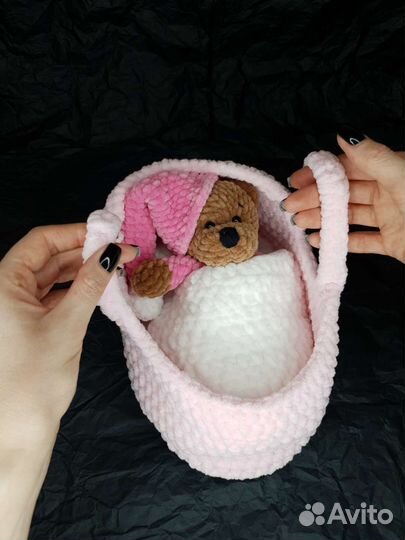 Мишка в люльке. Вязаная игрушка